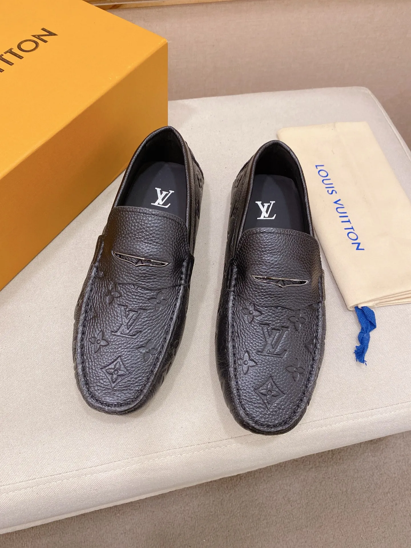 Factory price: 500💰High-end quality! LV 🆕🆕Exclusive hot-selling products in stock🔥🔥New products on the shelves, high-quality Ferragamo men's pea shoes, high-end casual driving shoes, with complete packaging! 💪 💪 Material: imported pebbled cowhide 🐂 + imported high-quality buffalo leather lining + wear-resistant outsole 👍🏻👍🏻 Features: high-end and comfortable, purely handmade 🚀 🚀 Create the perfect shoe that suits you best 🔥 🔥 Size: (38-44) 45 standard size can be customized!